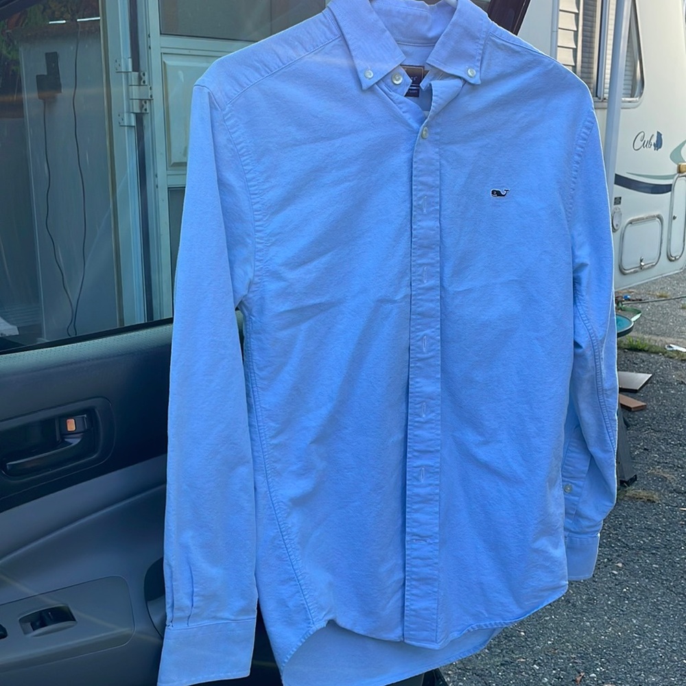Vinyard vines classic fit XS but fits as a Small